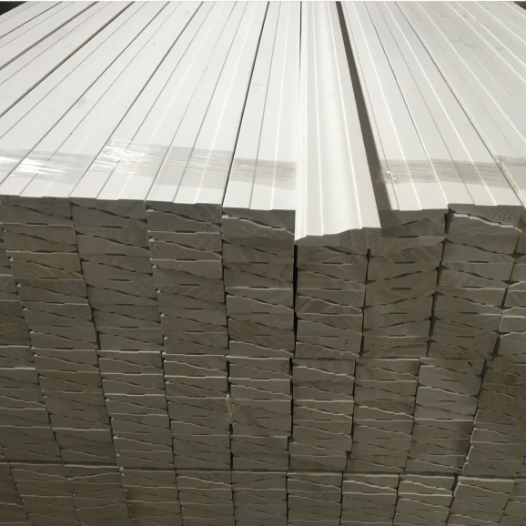 Classico rivestimento per porta in legno di pino con fondo bianco