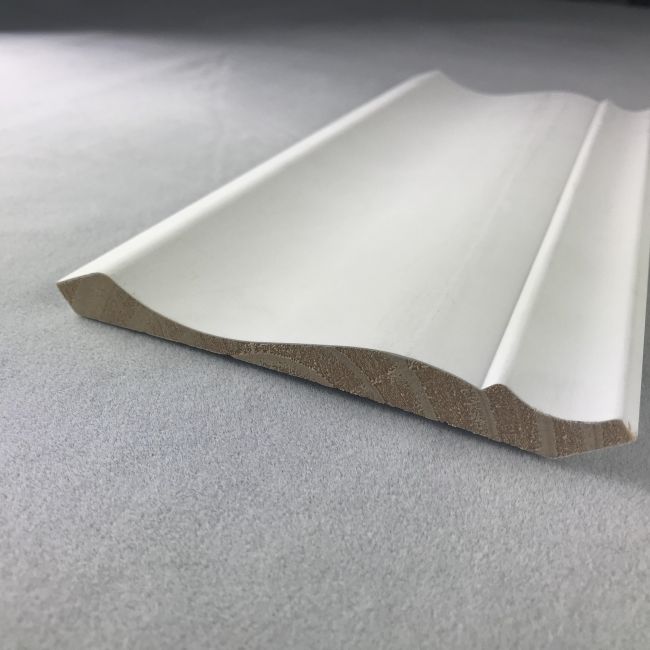 Modanature decorative a corona in legno rivestite in gesso bianco per soffitto
