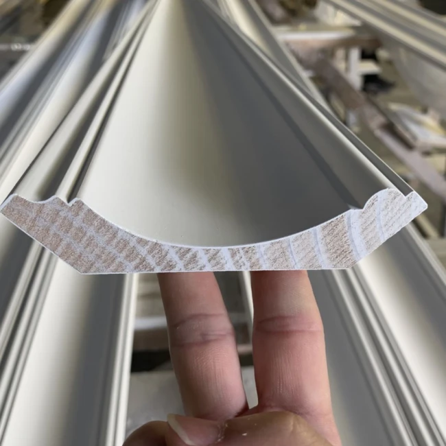 Modanature a corona in legno con primer bianco di primo livello per soffitto