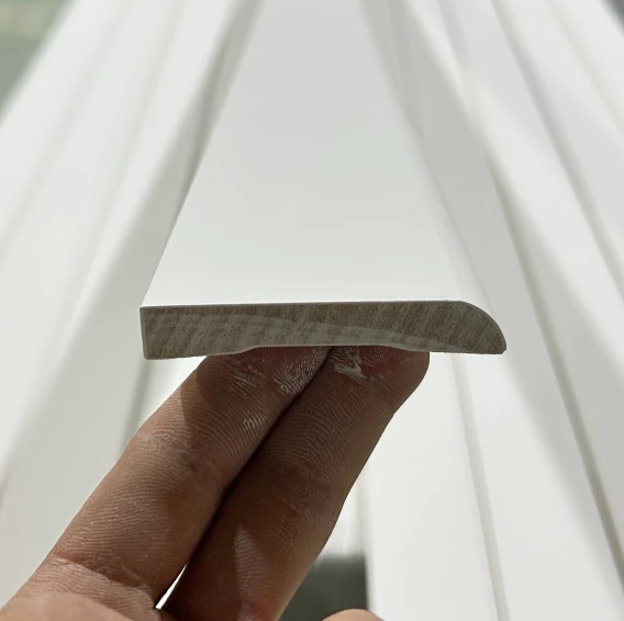 Battiscopa e architrave in gesso con finitura a toro