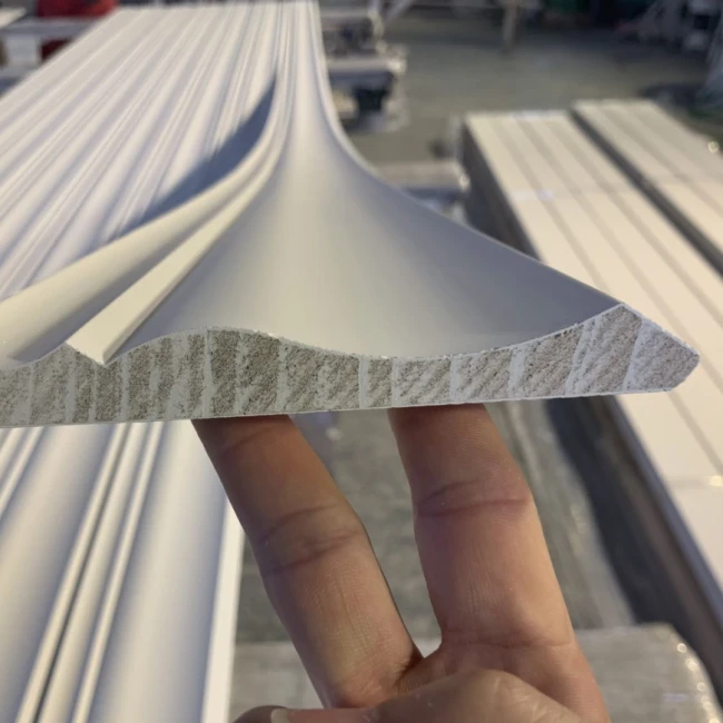 Modanature a corona in legno con primer bianco resistenti all'umidità per la decorazione