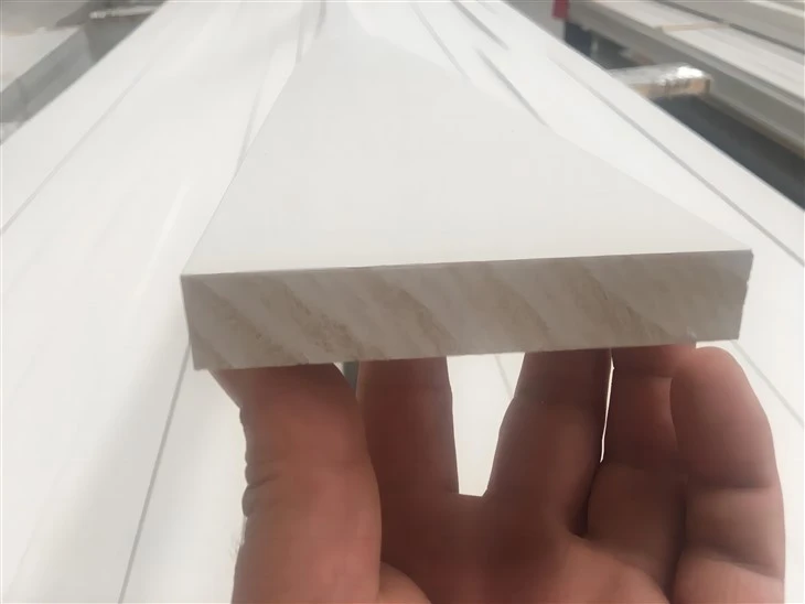 Pannello con rivestimento quadrato FJ Pine S4S primerizzato
